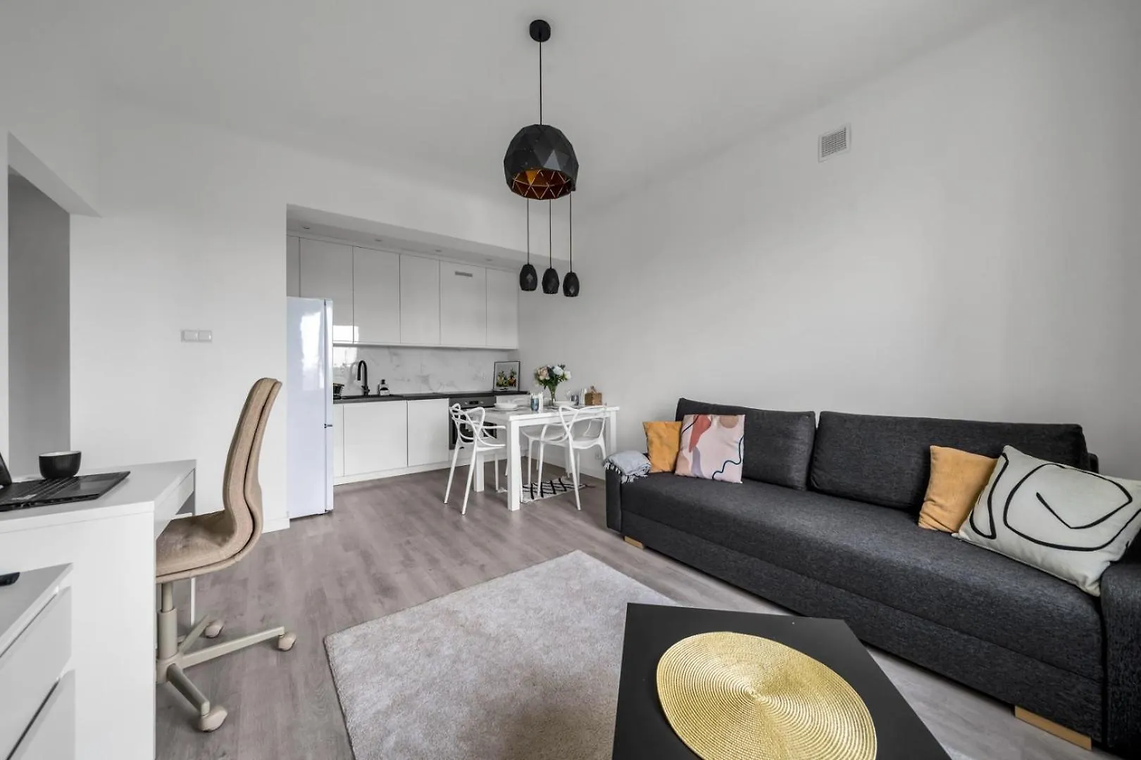 Srodmiescie Apartment - 8Th Floor, Workspace, Tram - By Rentujemy Warszawa