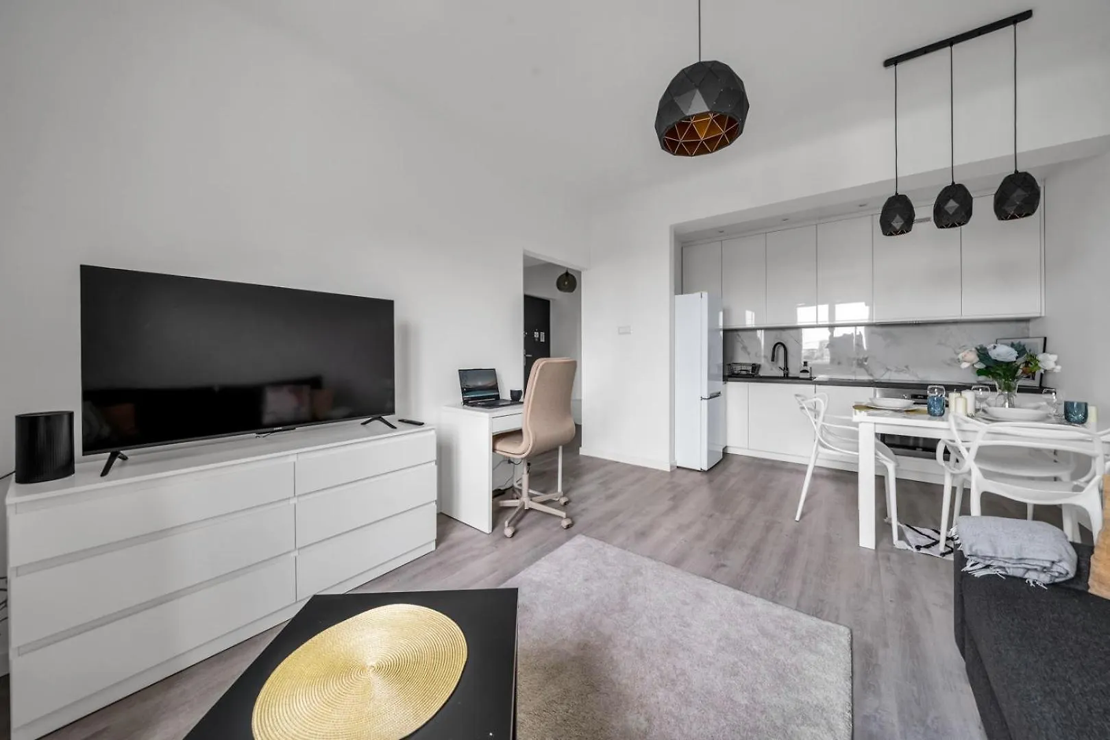Srodmiescie Apartment - 8Th Floor, Workspace, Tram - By Rentujemy Warszawa